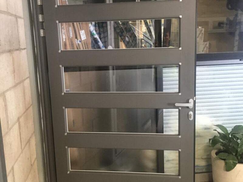 PUERTA DE ALUMINIO ABATIBLE EN MÉXICO