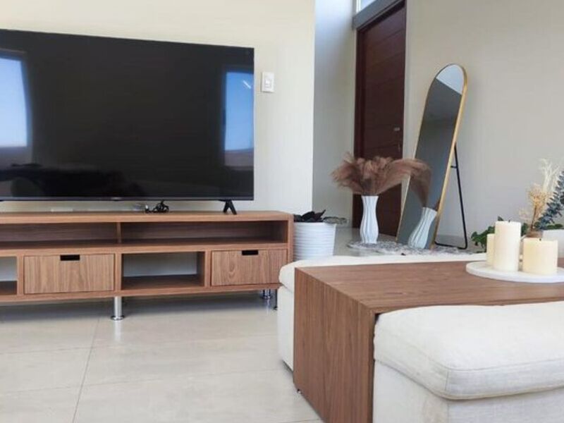 Mueble para TV en juego con mesita 