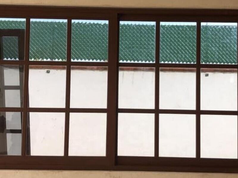 Ventana de aluminio cuadriculada en Toluca