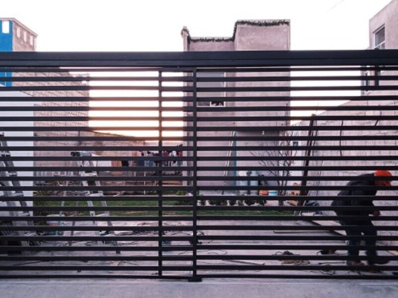 Portón con dos puertas corredizas en México
