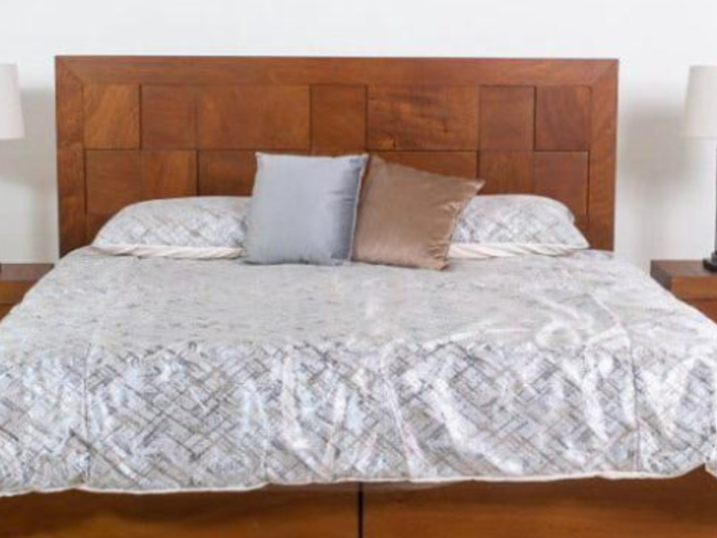 Cama con veladores