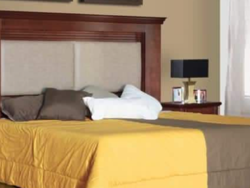 Cama con veladores con detalles tapizados