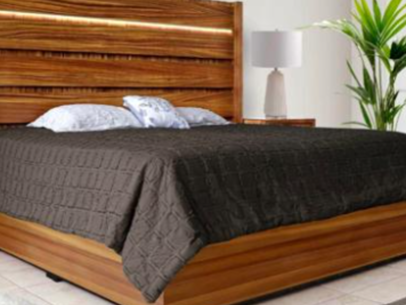 Cama de madera clara