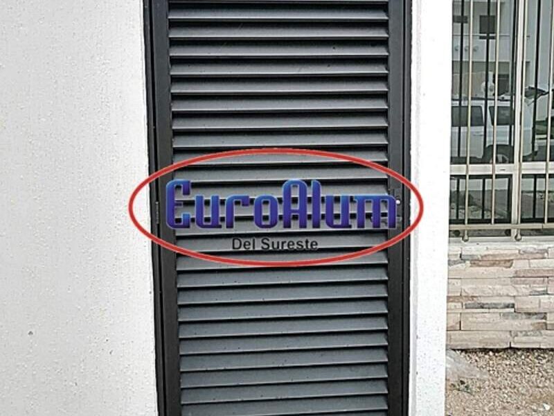 PUERTA ALUMINIO LOUVER NEGRA ANGOSTA MEXICO