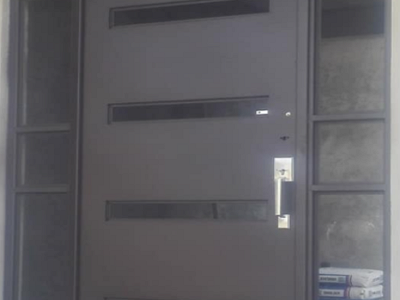 Puerta de aluminio color negro Tlaxcala