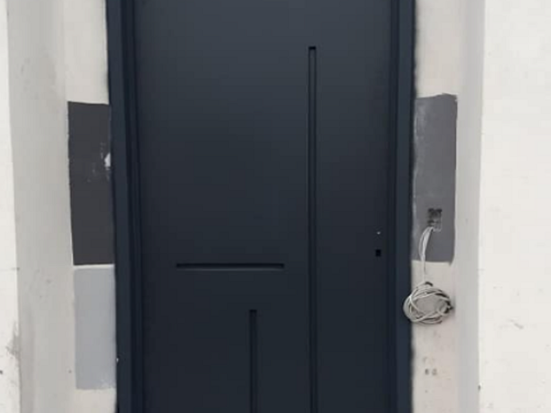 Puerta de aluminio color negro Matamoros