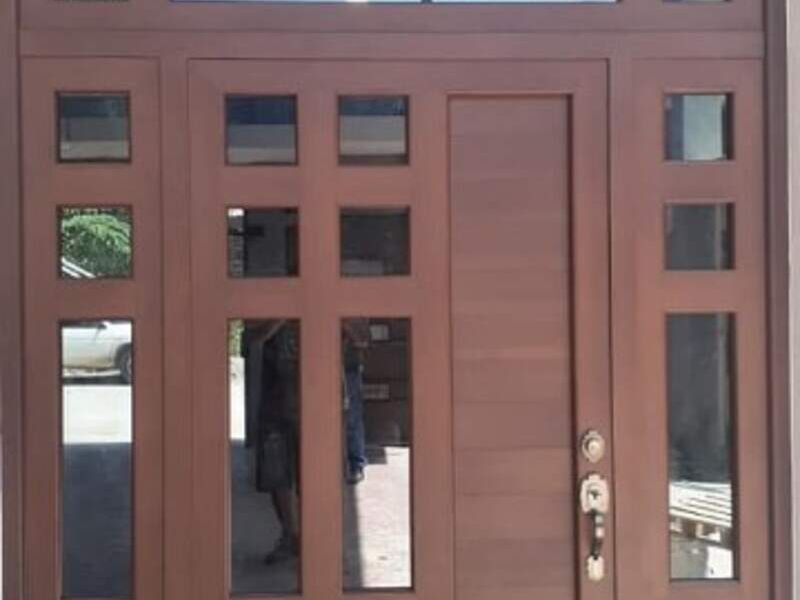 Puerta de aluminio chocolate en Ecatepec