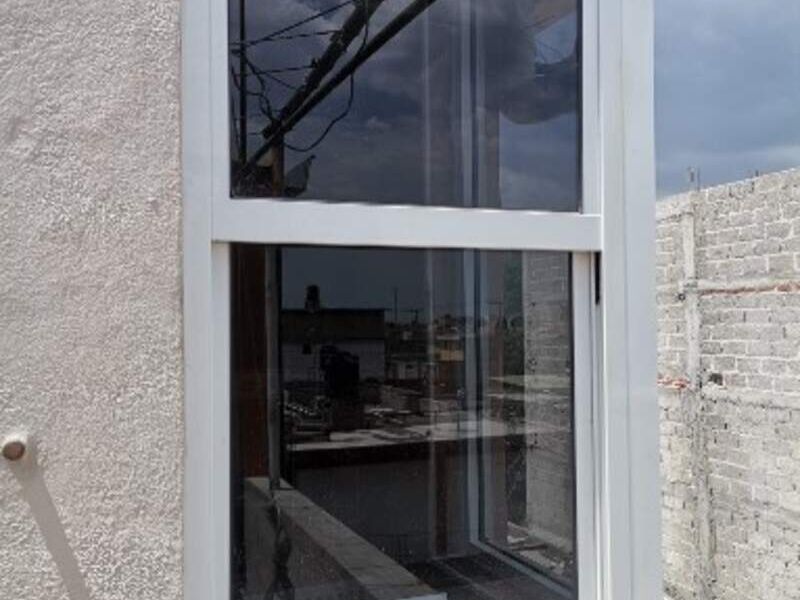 Ventana tipo guillotina en Ciudad Azteca