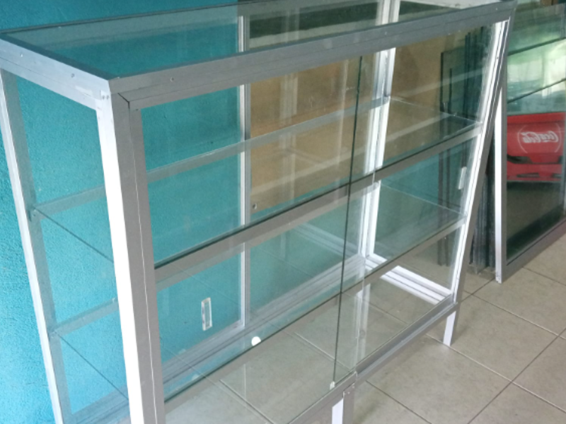 Vitrina de vidrio y aluminio gris Matamoros