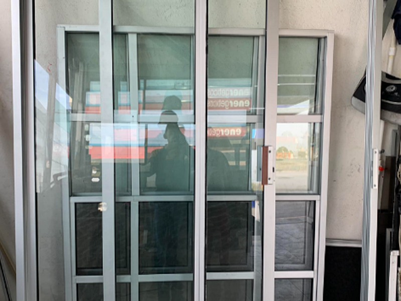 Puerta cuadricular de aluminio Matamoros