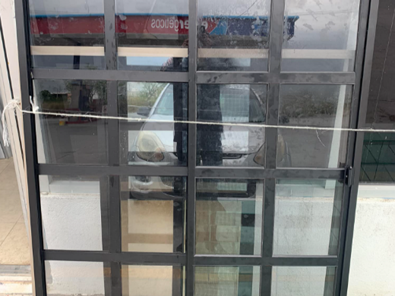 Ventana cuadricular aluminio negro Matamoros