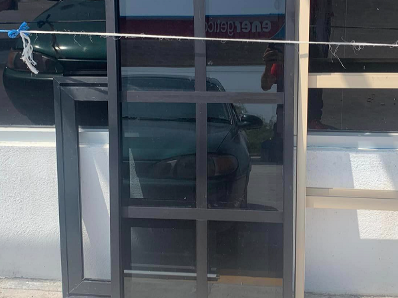 Puerta aluminio y vidrio templado Tamaulipas