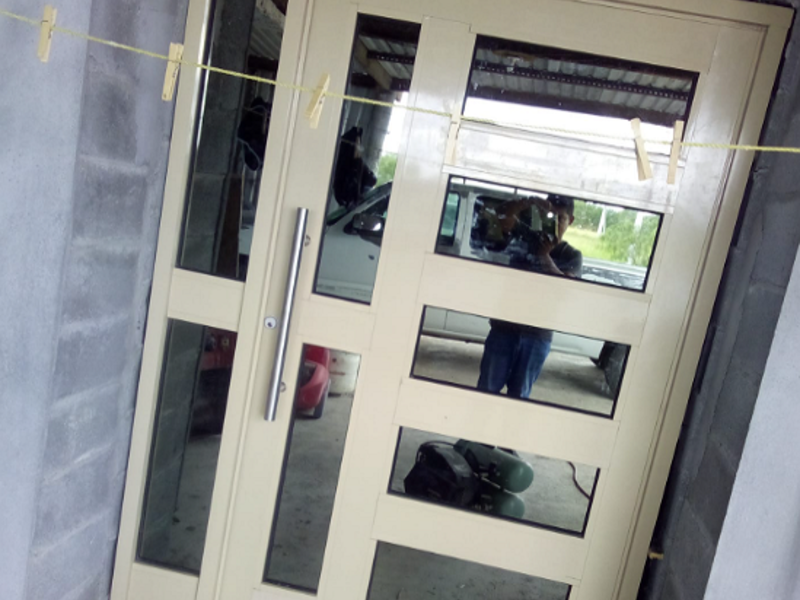 Puerta de aluminio champange Matamoros