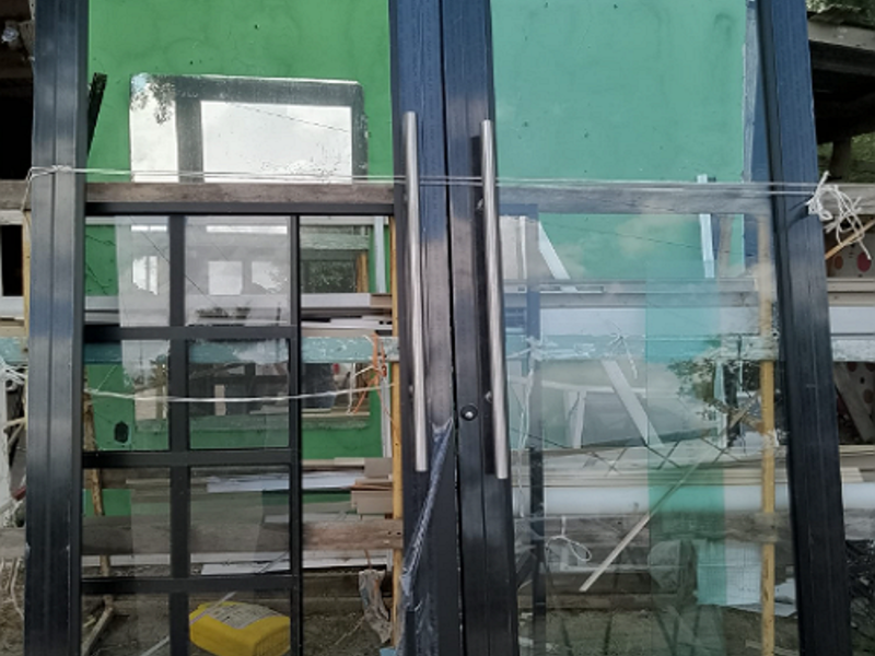 Ventana cuadricular aluminio negro Matamoros