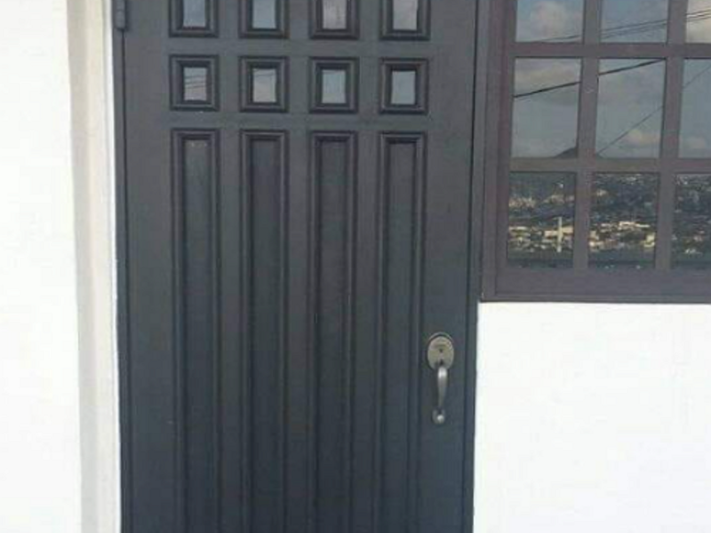 Puerta de aluminio color negro Tepic