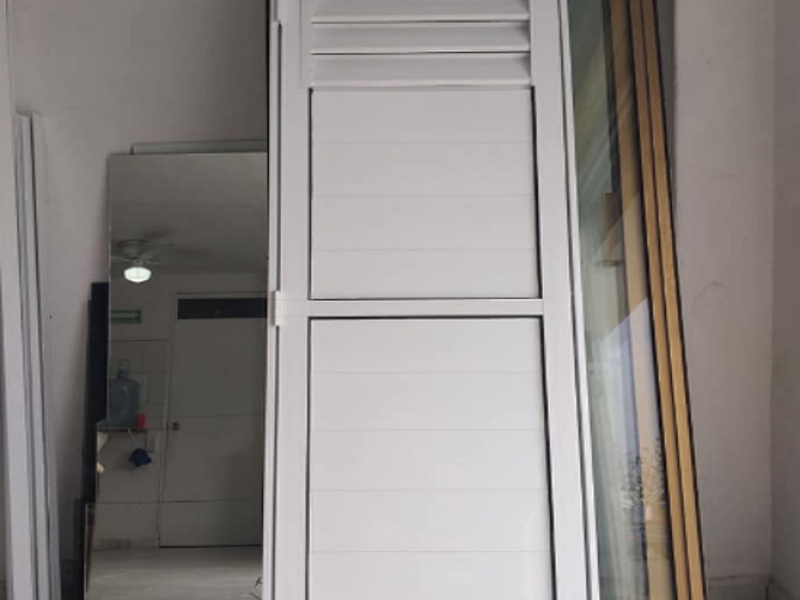 Puerta de aluminio color blanco Tepic