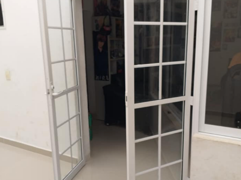 Puerta cuadricular de aluminio blanco Tepic