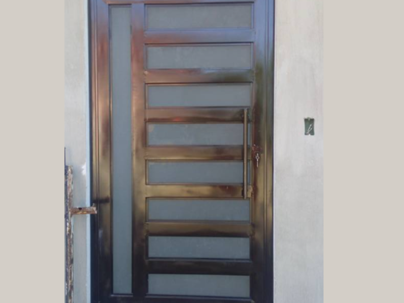 Puerta aluminio y vidrio templado negro Tepic
