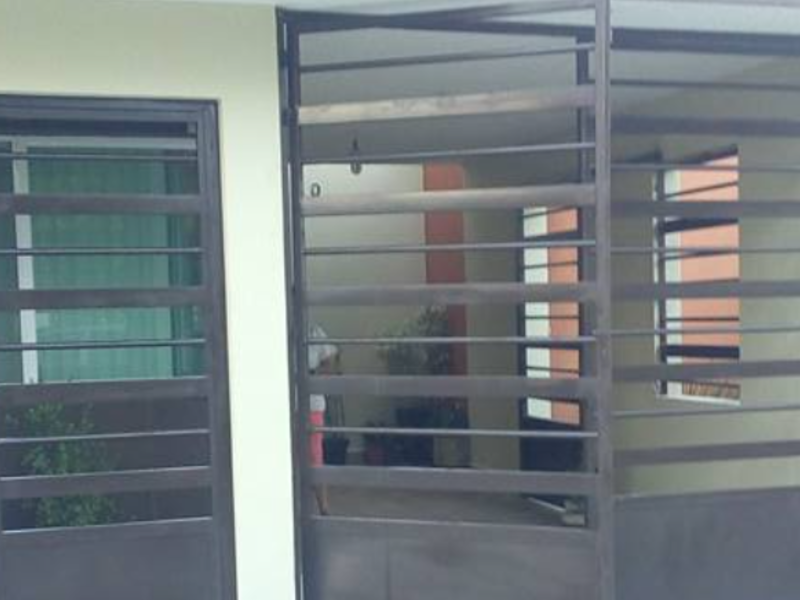 Puerta de aluminio color negro Tepic