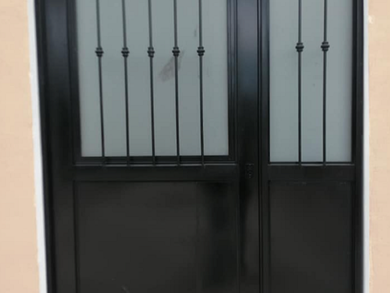 Puerta en aluminio color negro Nayarit