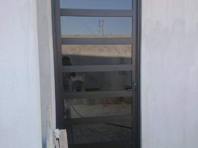 Puerta de aluminio en color bronce Tuxtla