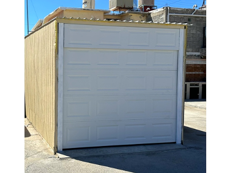 Puerta de garaje blanca marfil México