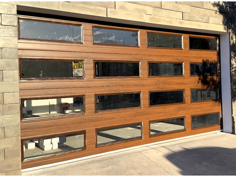 Puerta multiusos de madera y vidrio reja México