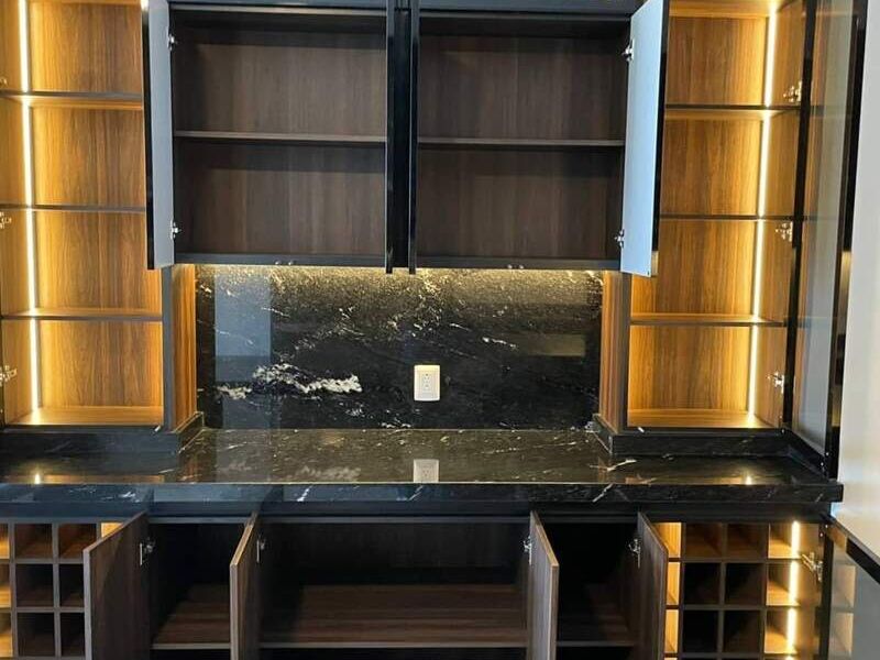 Muebles oscuros guarda platos México