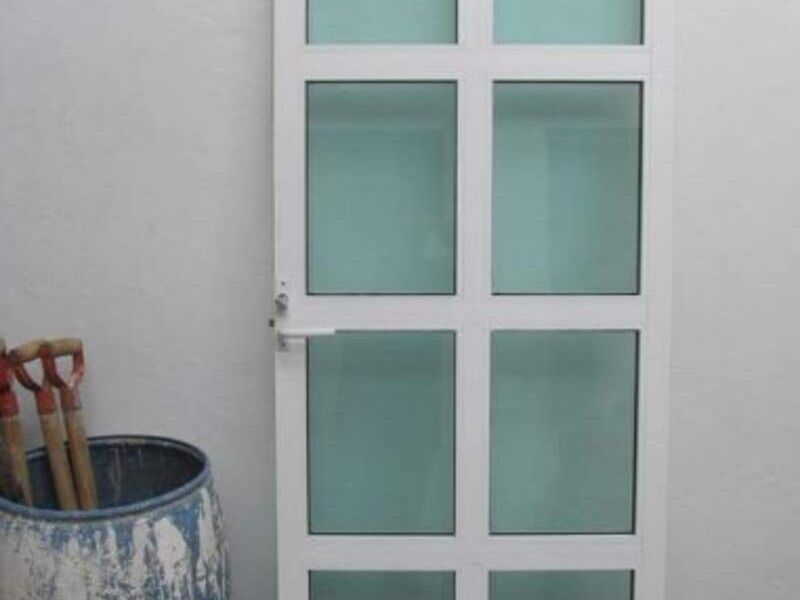 Puerta con cristal templado Villa Cuauhtémoc