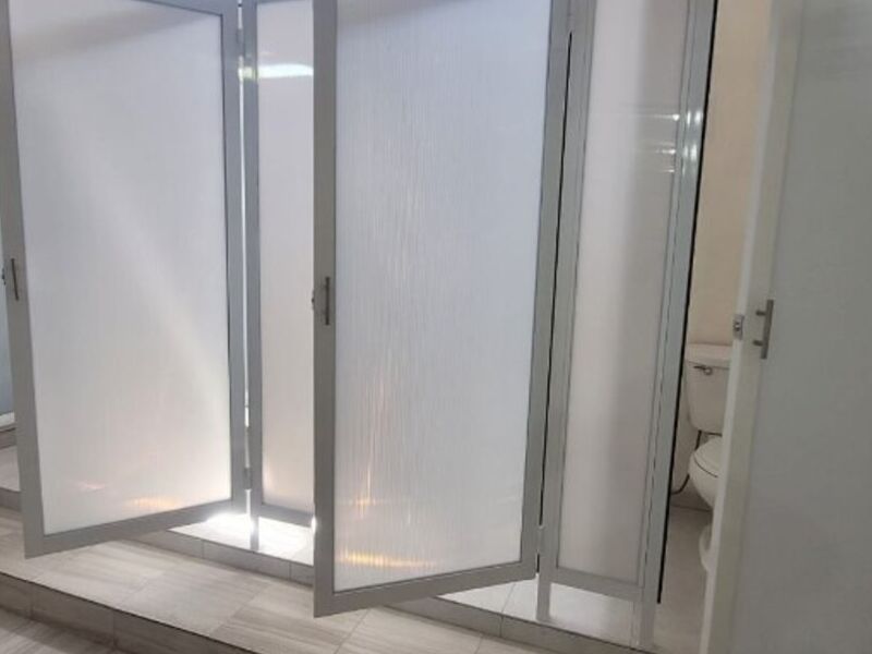 Puertas de aluminio baños Gómez Palacio