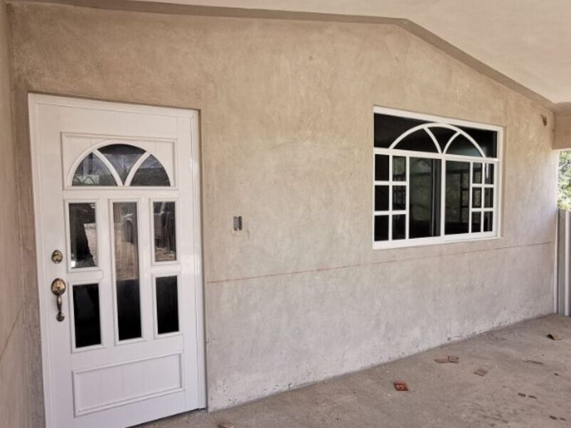 Puerta de aluminio blanco Corregidora