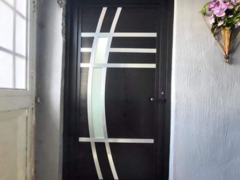 Puerta de aluminio para acceso Tangancícuaro