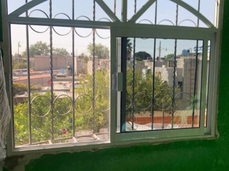 Ventana con reja de acero Coacalco