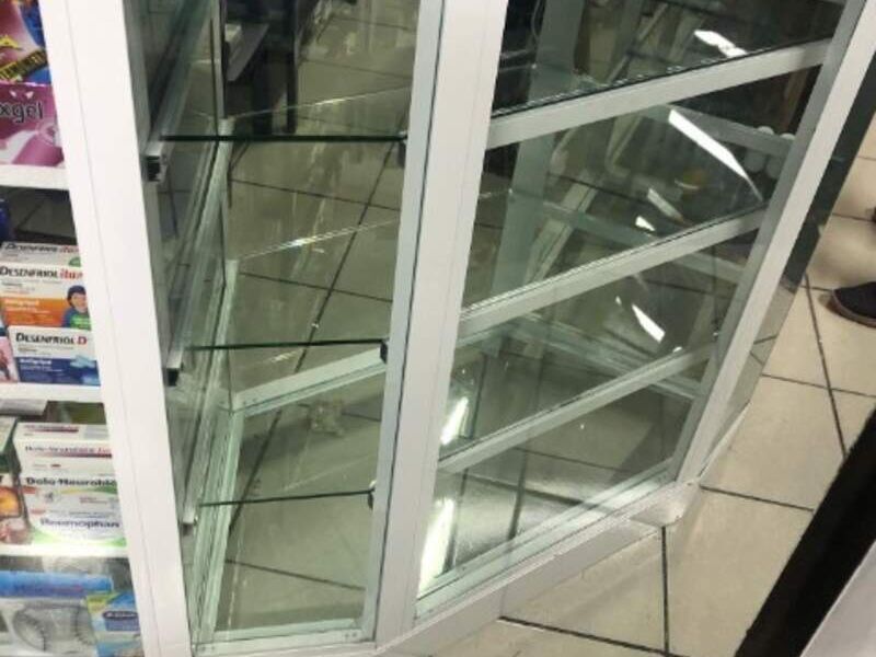 Vitrina para farmacia en aluminio México
