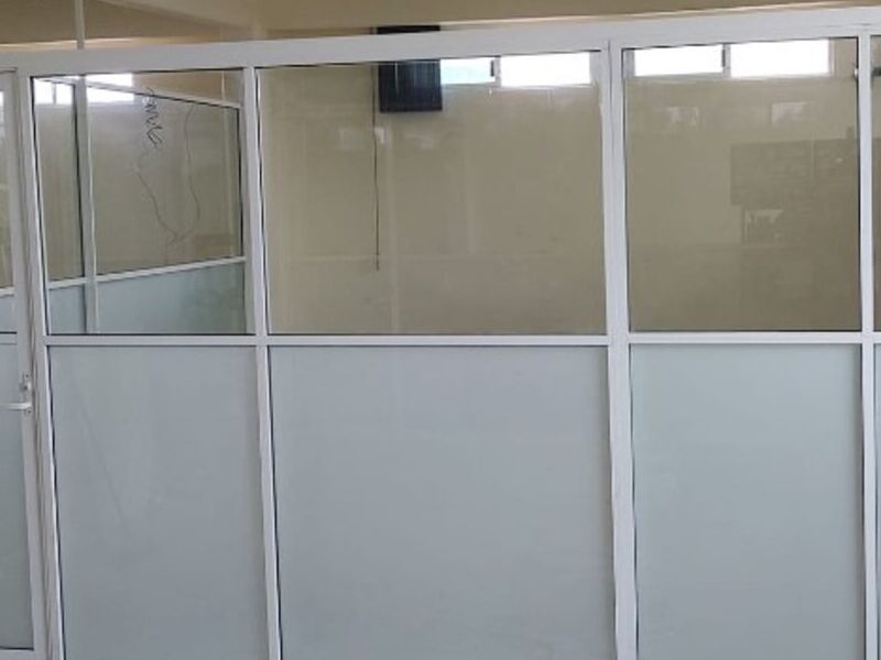 Canceleria de aluminio blanco México