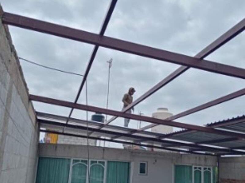 Estructura metálica en Xochimilco