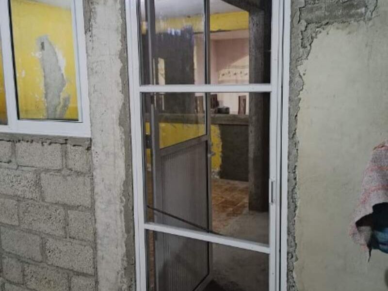 Puerta abatible México