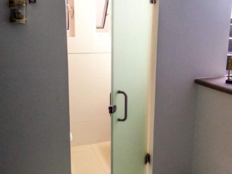 Puerta abatible de vidrio templado Irapuato