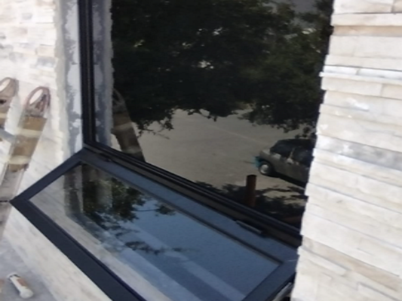 Ventana de aluminio y vidrio negro Apodaca