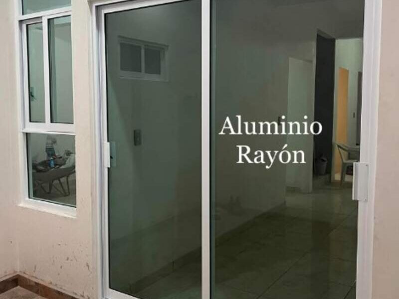 Puerta corrediza de aluminio Maravatío