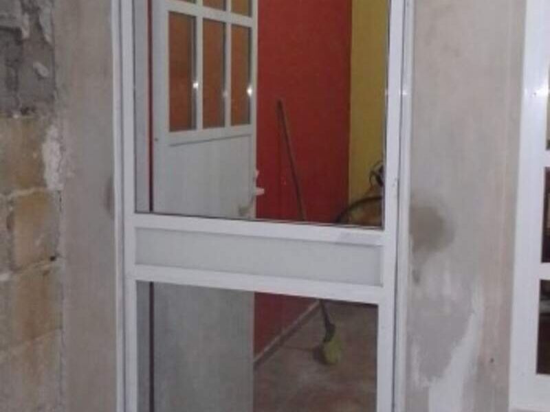 Puerta de aluminio con protección Yucatán