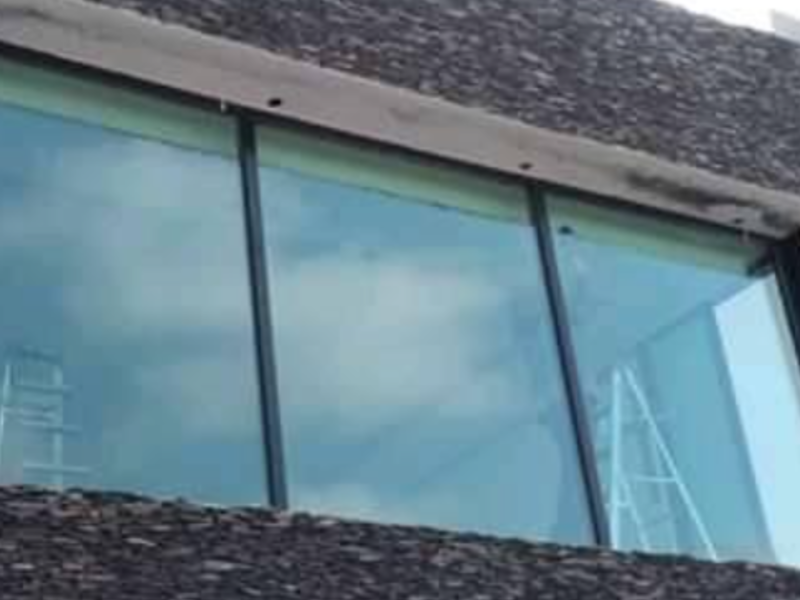 Ventana corrediza con vidrio negro Guadalupe