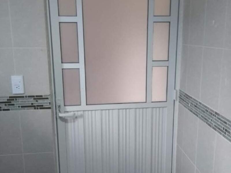 Puerta de aluminio para baño Amanalco