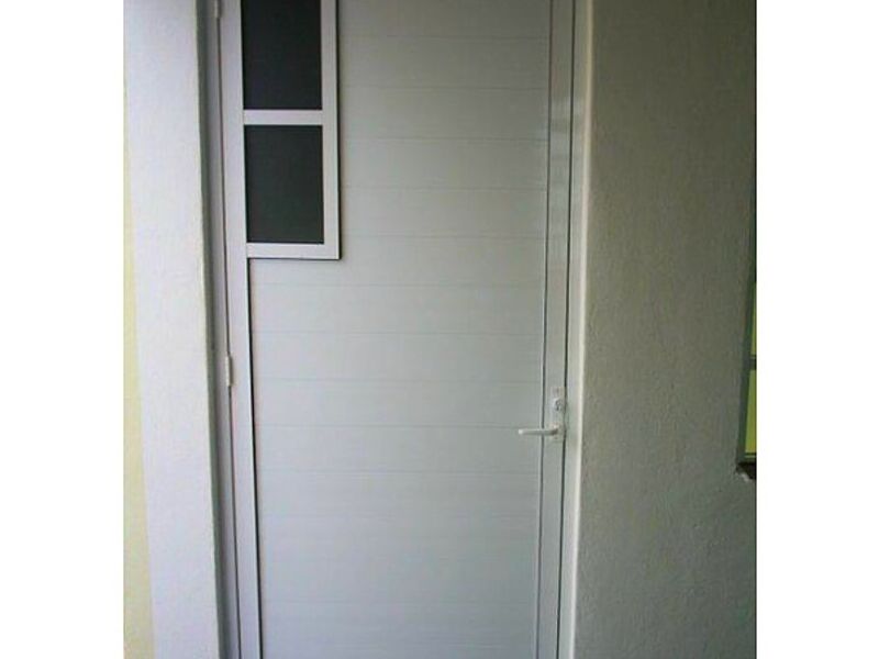 Puerta de aluminio color blanco Nayarit
