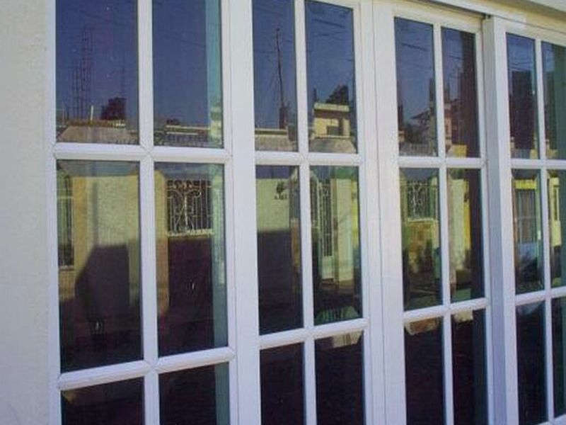 Puerta cuadricular de aluminio blanco Tepic