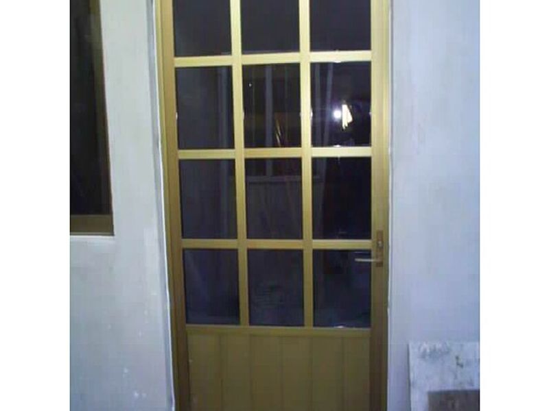 Puerta de aluminio color dorado Nayarit