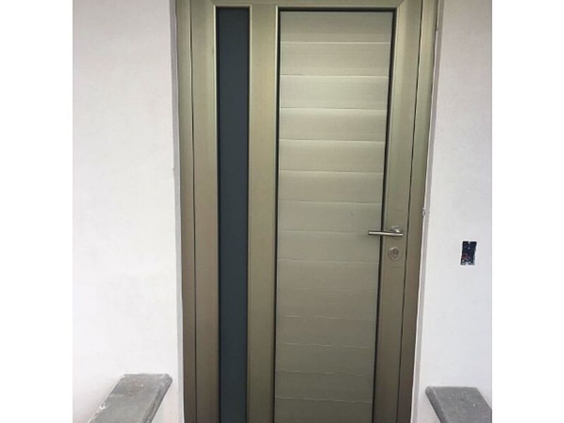 Puerta de aluminio color champagne Nayarit