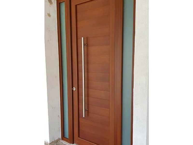 Puerta café en madera y aluminio Nayarit