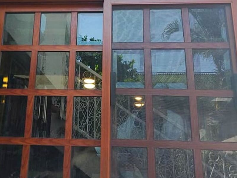 Puerta cuadricular de aluminio café Tepic