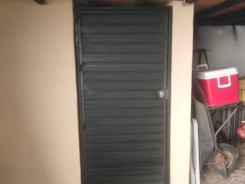 Puerta de aluminio color café Tepic